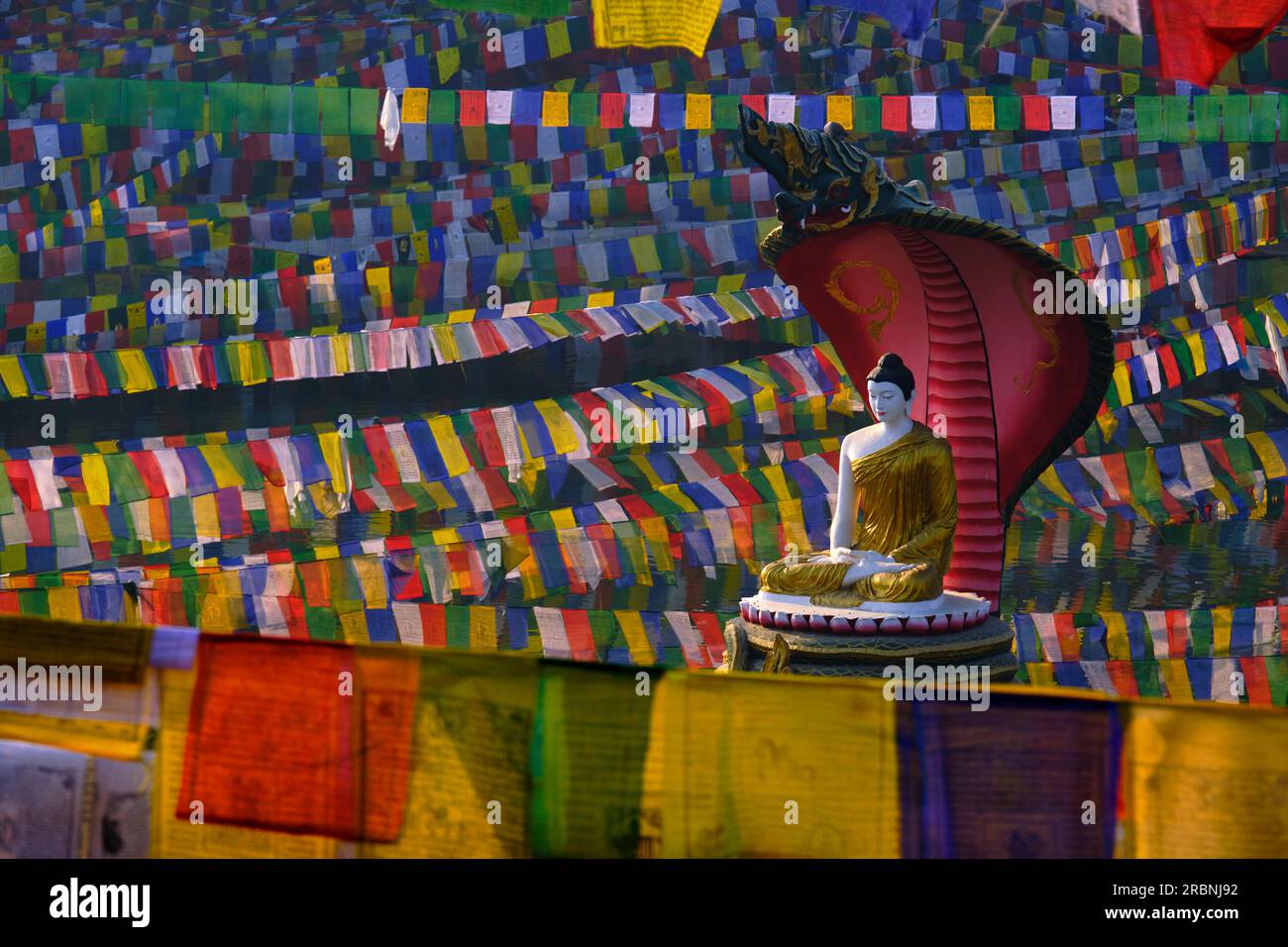 Indien, Bihar, Bodhgaya, UNESCO World Heriatge, Mahabodhi-Tempel, Gebetsflaggen und buddha-Statue Stockfoto