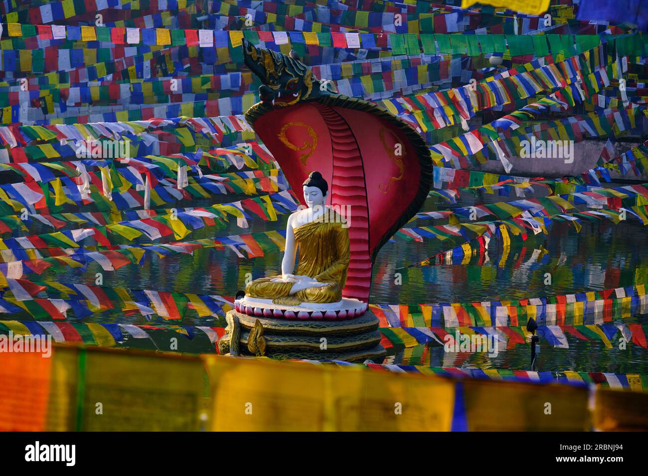 Indien, Bihar, Bodhgaya, UNESCO World Heriatge, Mahabodhi-Tempel, Gebetsflaggen und buddha-Statue Stockfoto