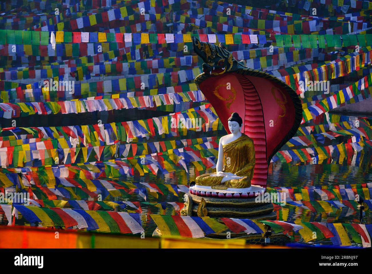 Indien, Bihar, Bodhgaya, UNESCO World Heriatge, Mahabodhi-Tempel, Gebetsflaggen und buddha-Statue Stockfoto