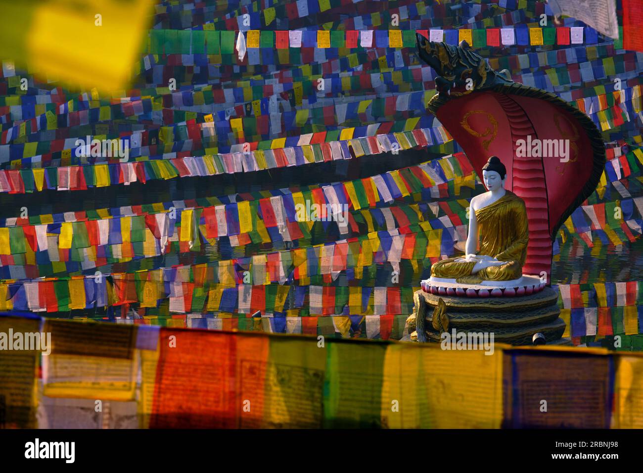 Indien, Bihar, Bodhgaya, UNESCO World Heriatge, Mahabodhi-Tempel, Gebetsflaggen und buddha-Statue Stockfoto