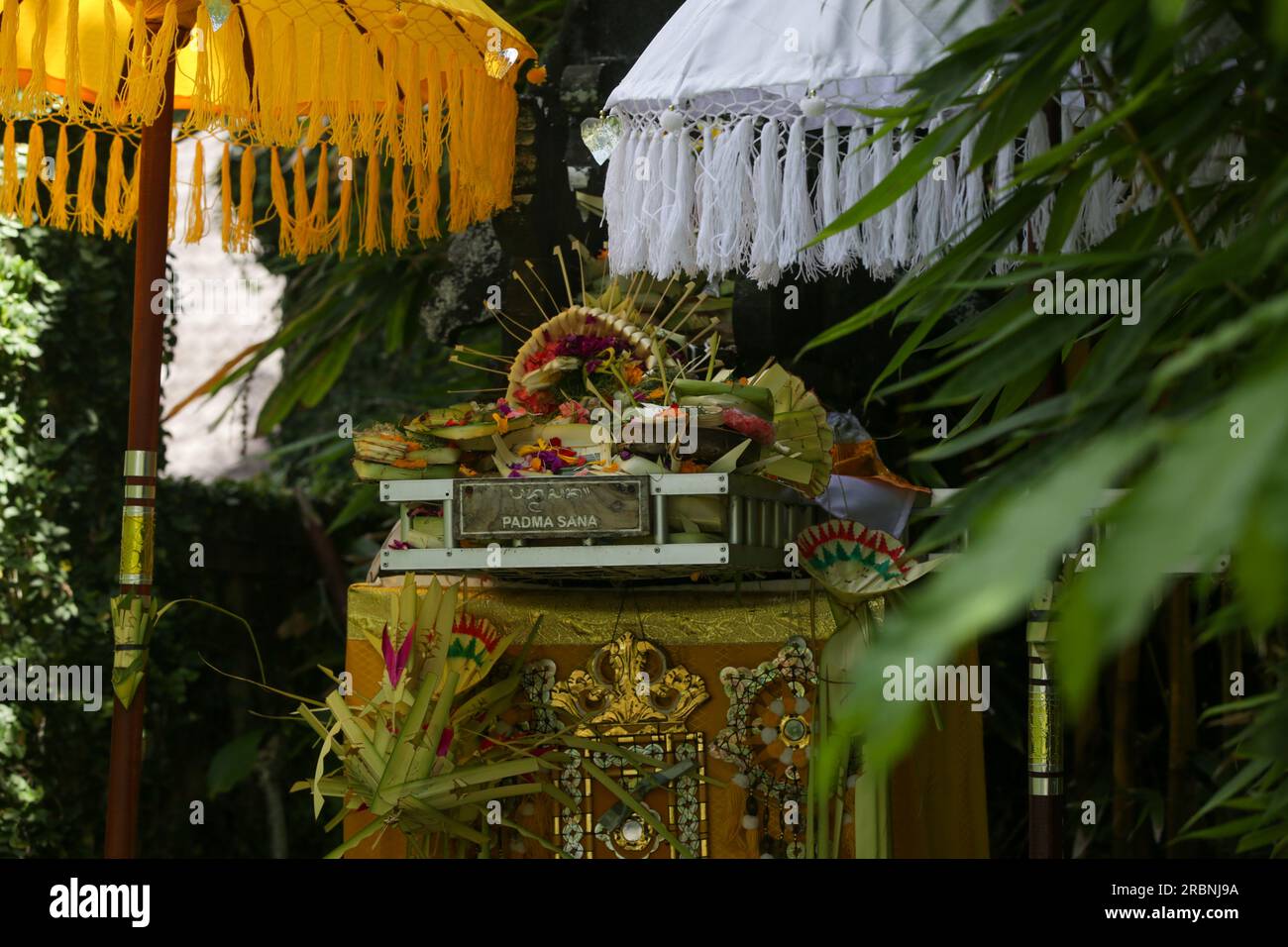 Canang Sari, gewebter Bambusbehälter mit Reis, Blumen, Weihrauch, Süßigkeiten und Obst. Das ist ein Opfer für die Götter, als Geste der Dankbarkeit in Bali Stockfoto