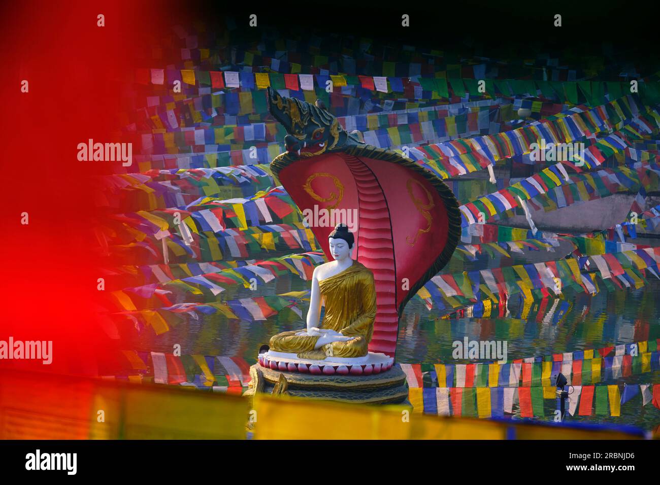 Indien, Bihar, Bodhgaya, UNESCO World Heriatge, Mahabodhi-Tempel, Gebetsflaggen und buddha-Statue Stockfoto