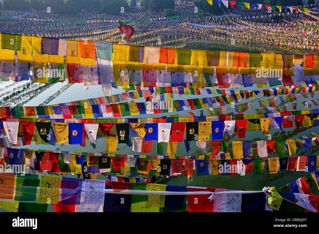Indien, Bihar, Bodhgaya, UNESCO World Heriatge, Mahabodhi-Tempel, Gebetsflaggen und buddha-Statue Stockfoto