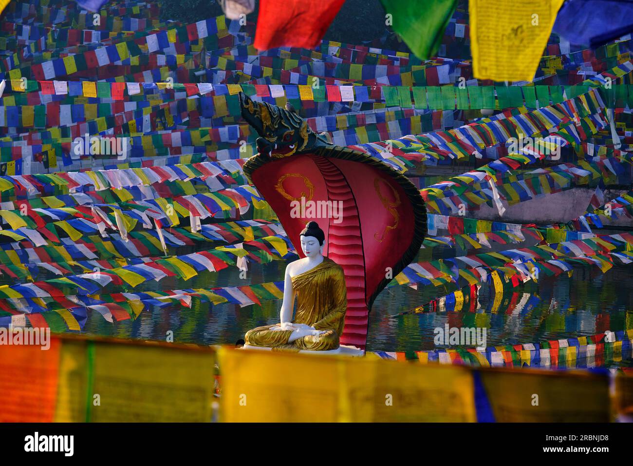 Indien, Bihar, Bodhgaya, UNESCO World Heriatge, Mahabodhi-Tempel, Gebetsflaggen und buddha-Statue Stockfoto