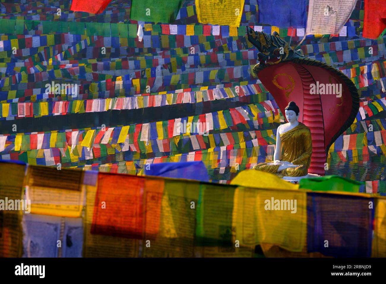 Indien, Bihar, Bodhgaya, UNESCO World Heriatge, Mahabodhi-Tempel, Gebetsflaggen und buddha-Statue Stockfoto