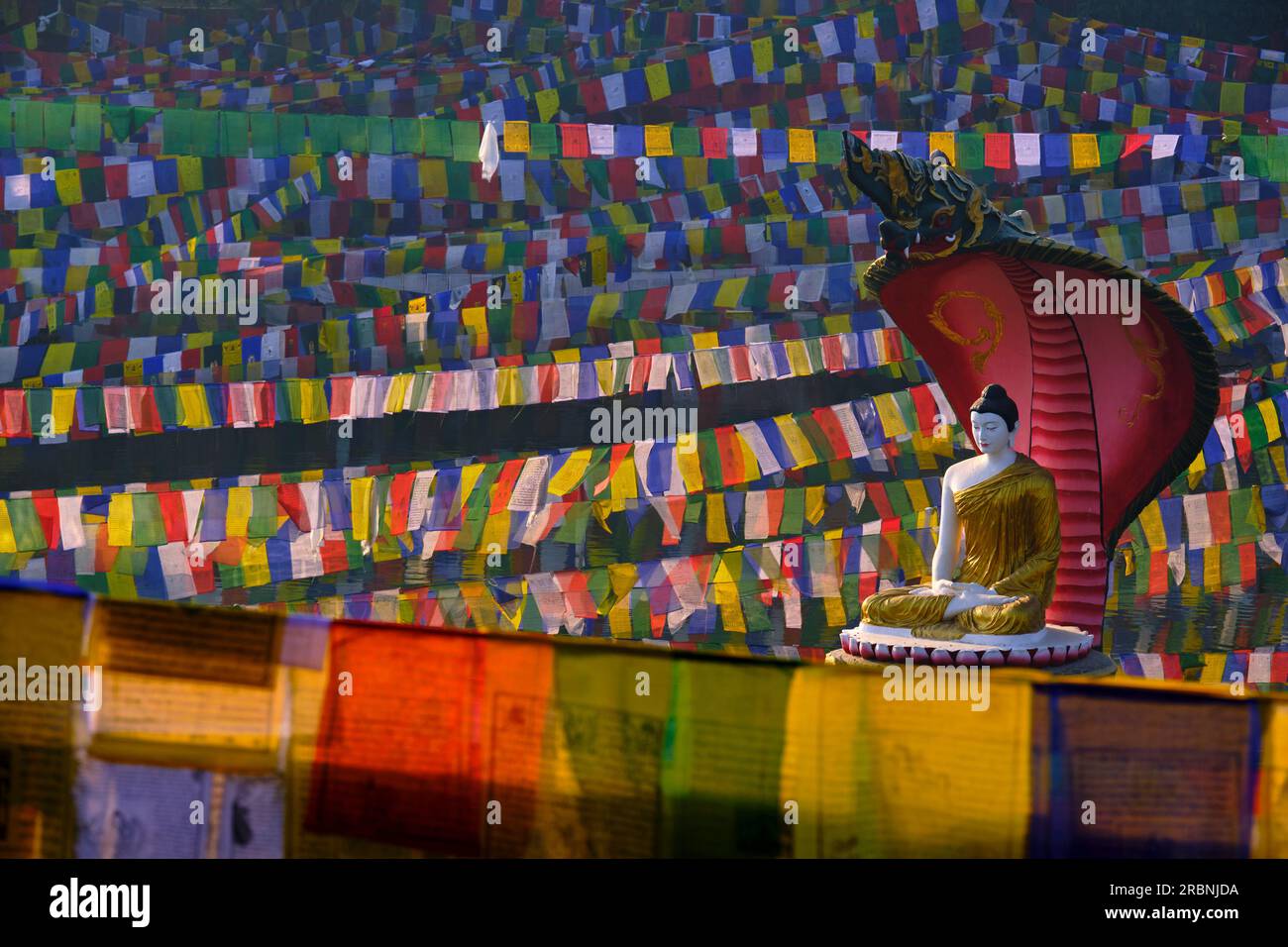 Indien, Bihar, Bodhgaya, UNESCO World Heriatge, Mahabodhi-Tempel, Gebetsflaggen und buddha-Statue Stockfoto