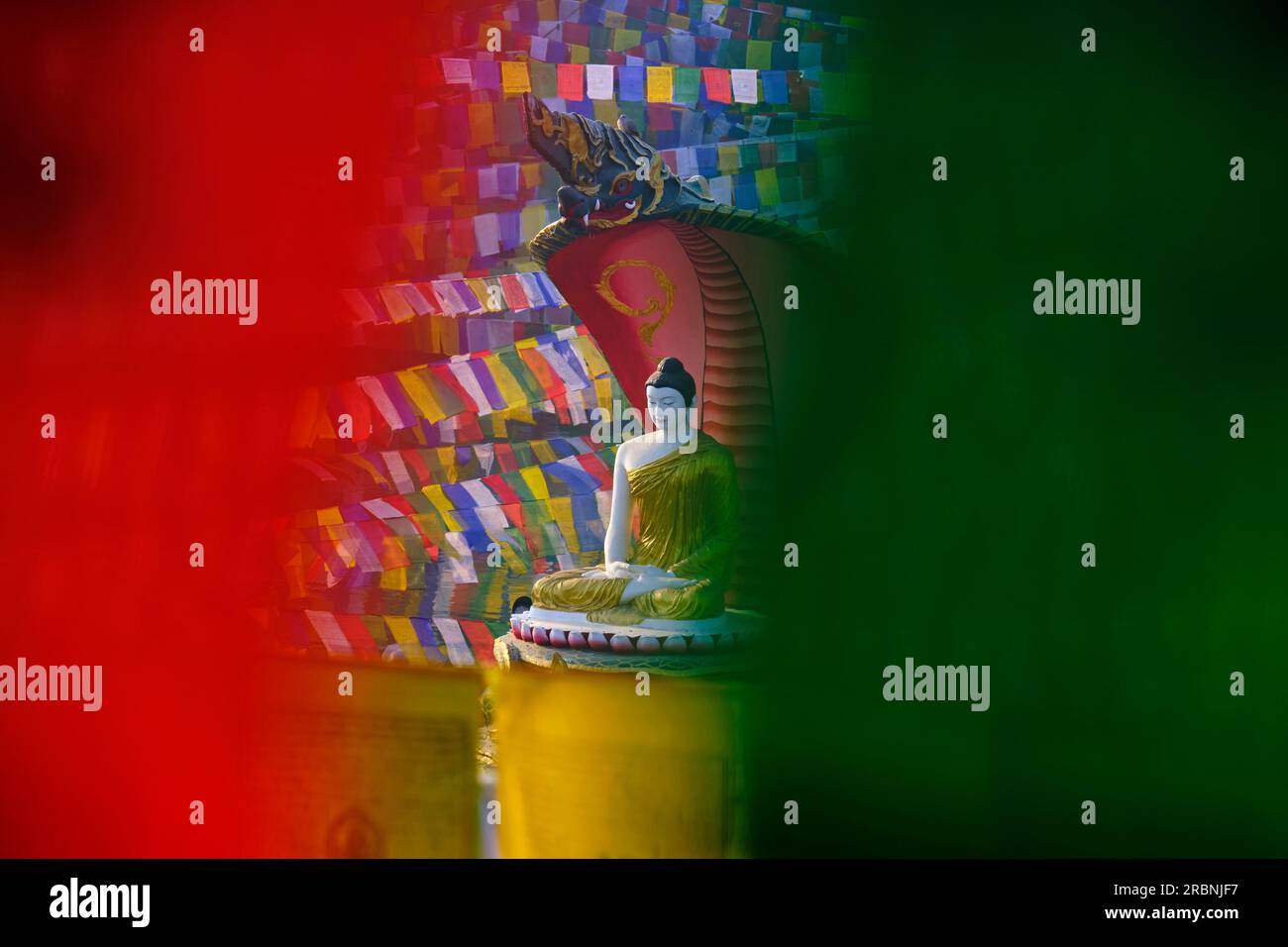 Indien, Bihar, Bodhgaya, UNESCO World Heriatge, Mahabodhi-Tempel, Gebetsflaggen und buddha-Statue Stockfoto