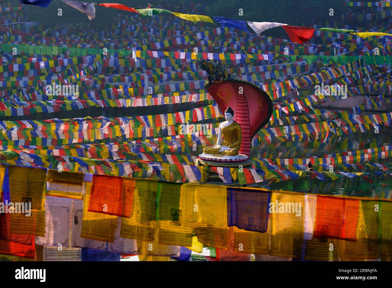 Indien, Bihar, Bodhgaya, UNESCO World Heriatge, Mahabodhi-Tempel, Gebetsflaggen und buddha-Statue Stockfoto