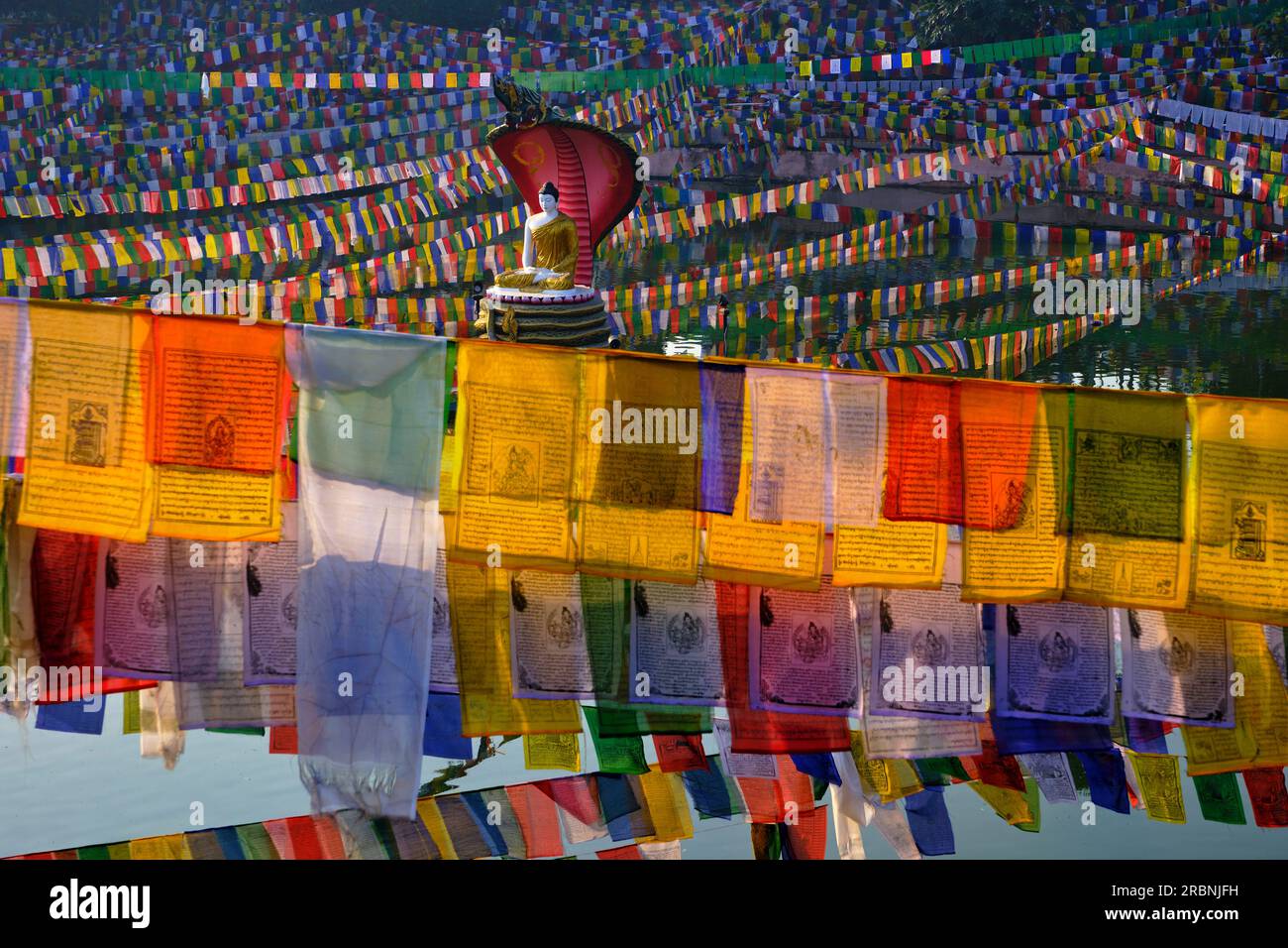 Indien, Bihar, Bodhgaya, UNESCO World Heriatge, Mahabodhi-Tempel, Gebetsflaggen und buddha-Statue Stockfoto