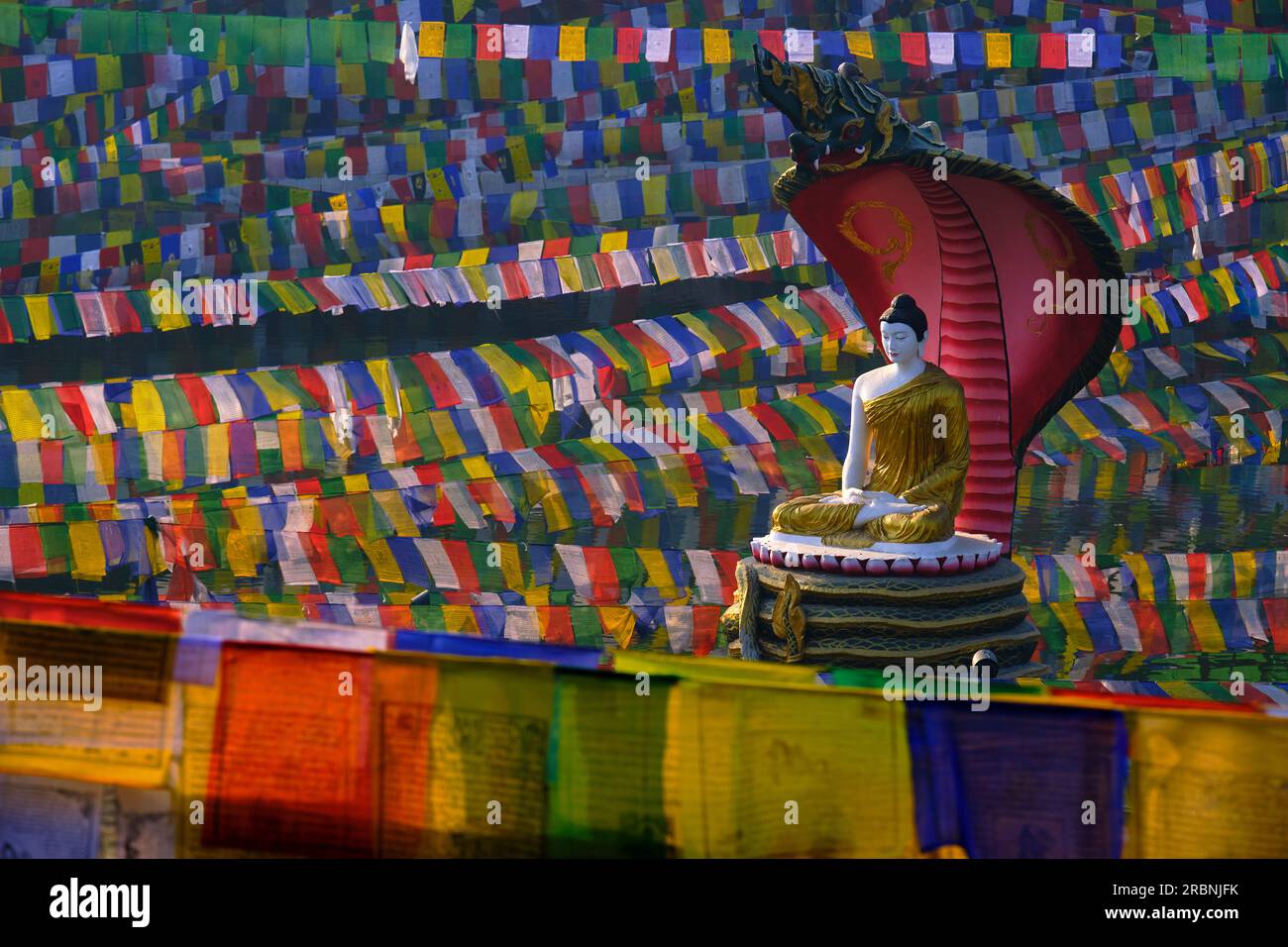 Indien, Bihar, Bodhgaya, UNESCO World Heriatge, Mahabodhi-Tempel, Gebetsflaggen und buddha-Statue Stockfoto