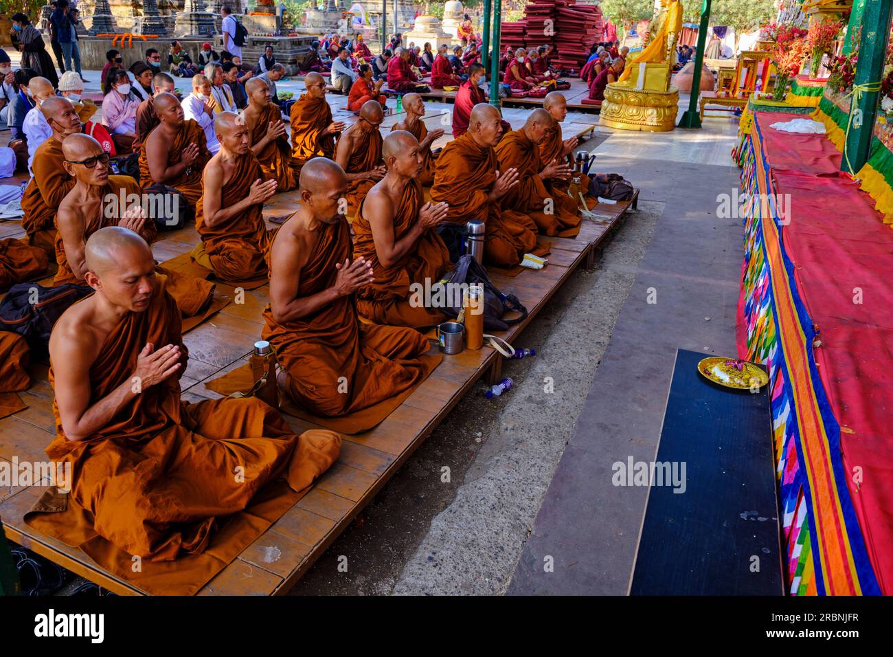 Indien, Bihar, Bodhgaya, UNESCO World Heriatge, Mahabodhi-Tempel, buddhistische Mönche beteten vor dem Bodhi-Baum, unter dem Buddha erlangte Stockfoto