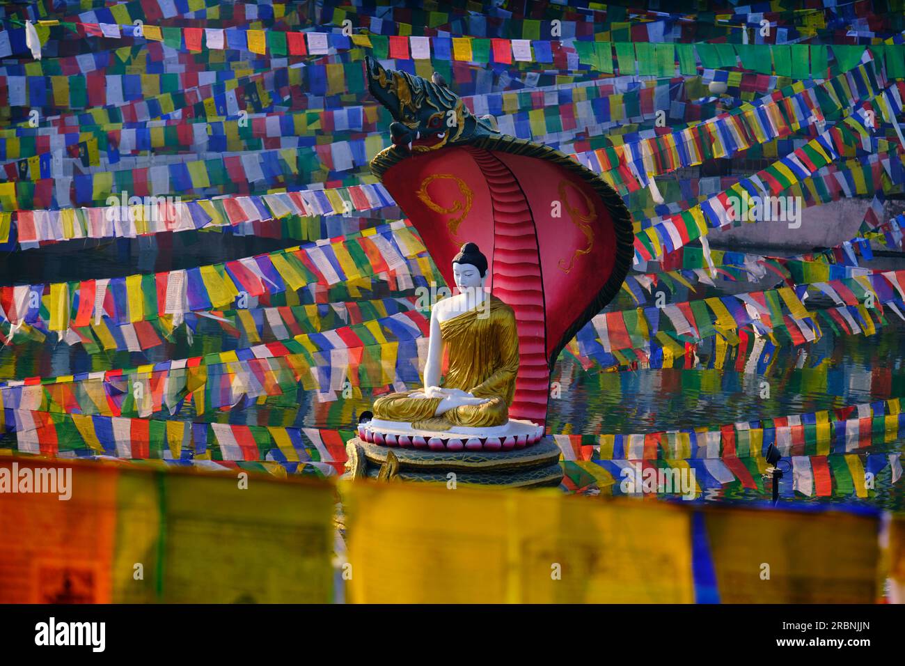 Indien, Bihar, Bodhgaya, UNESCO World Heriatge, Mahabodhi-Tempel, Gebetsflaggen und buddha-Statue Stockfoto