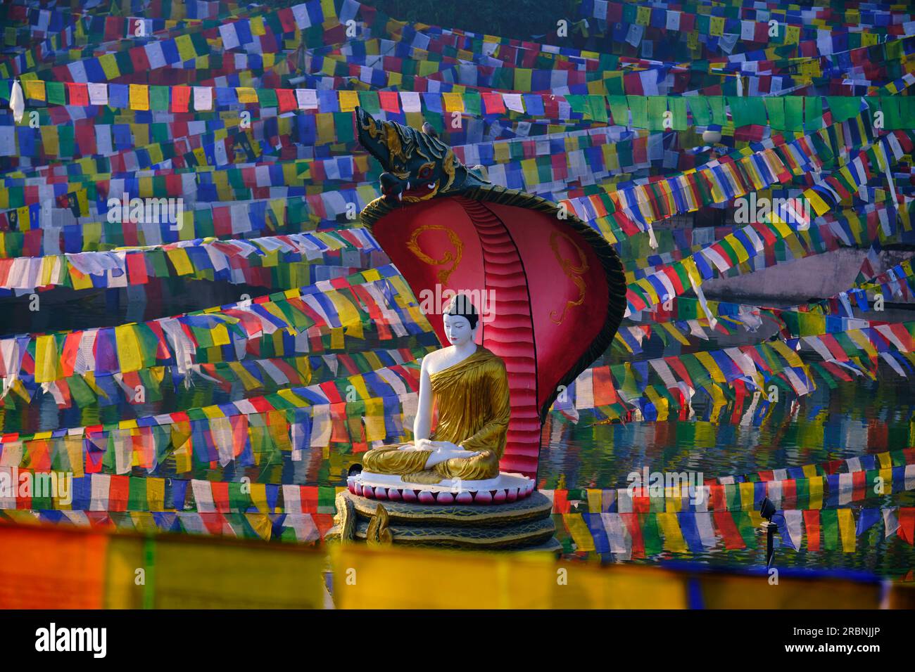 Indien, Bihar, Bodhgaya, UNESCO World Heriatge, Mahabodhi-Tempel, Gebetsflaggen und buddha-Statue Stockfoto