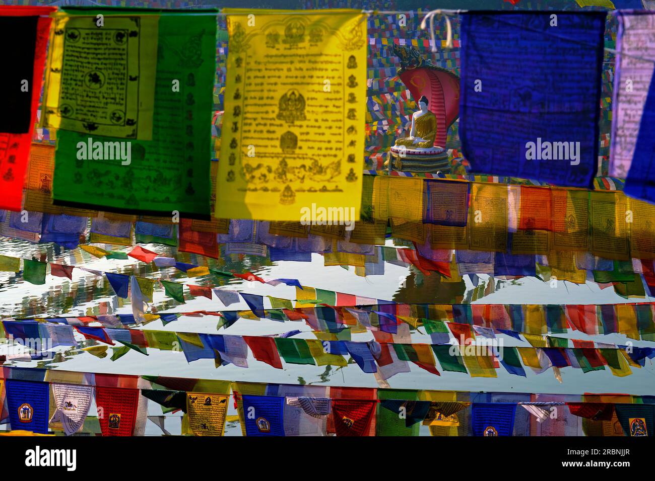 Indien, Bihar, Bodhgaya, UNESCO World Heriatge, Mahabodhi-Tempel, Gebetsflaggen und buddha-Statue Stockfoto