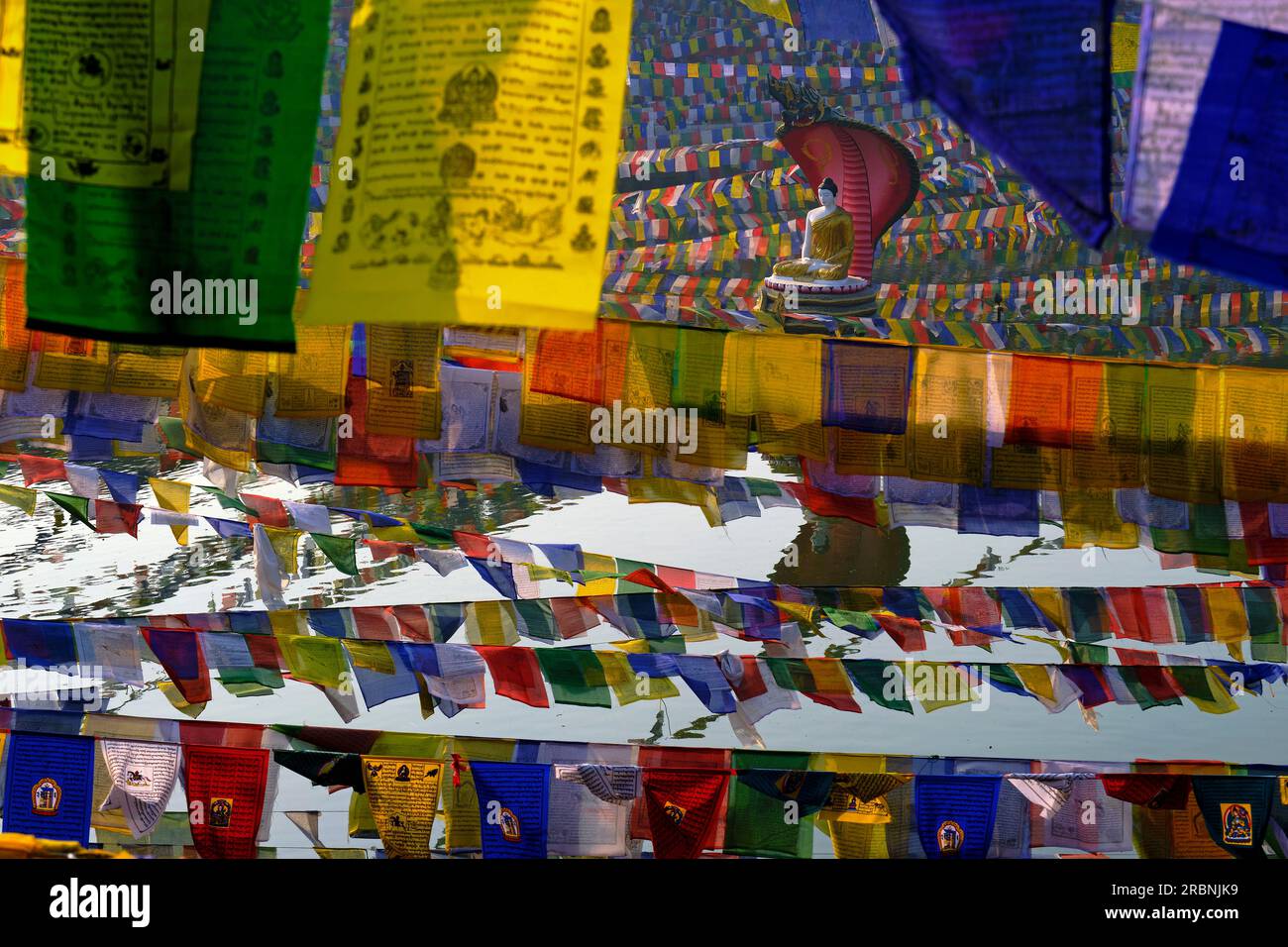 Indien, Bihar, Bodhgaya, UNESCO World Heriatge, Mahabodhi-Tempel, Gebetsflaggen und buddha-Statue Stockfoto