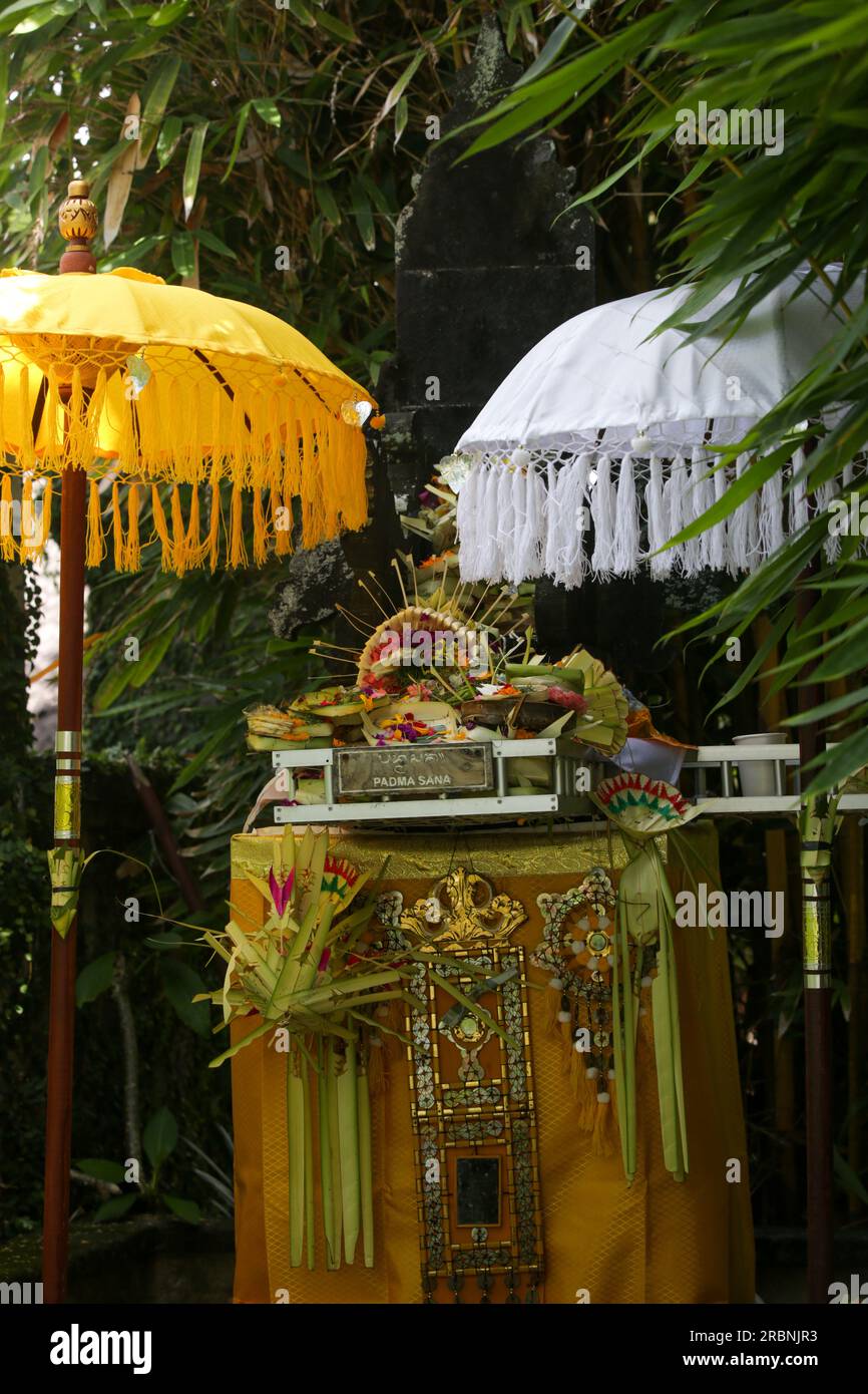 Canang Sari, gewebter Bambusbehälter mit Reis, Blumen, Weihrauch, Süßigkeiten und Obst. Das ist ein Opfer für die Götter, als Geste der Dankbarkeit in Bali Stockfoto