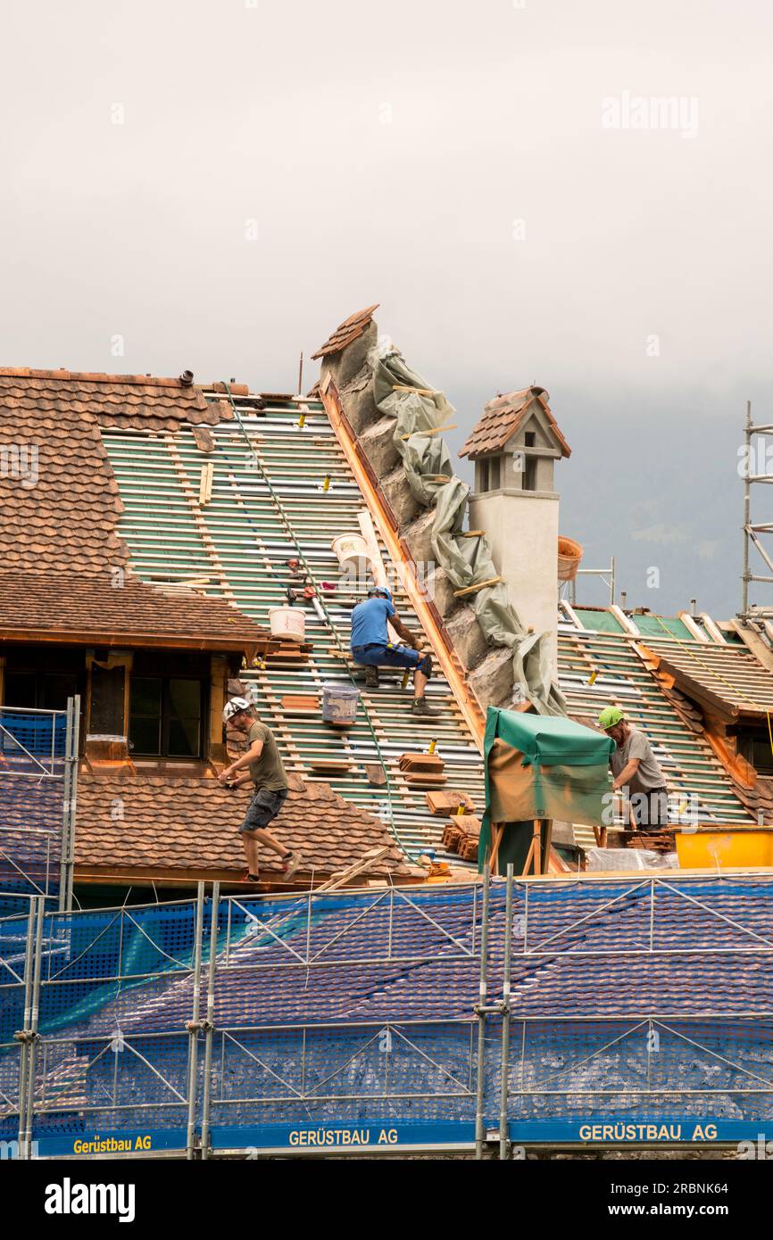 Arbeiter, die das Dach der Burg Vaduz, Liechtenstein, Europa, ersetzen Stockfoto
