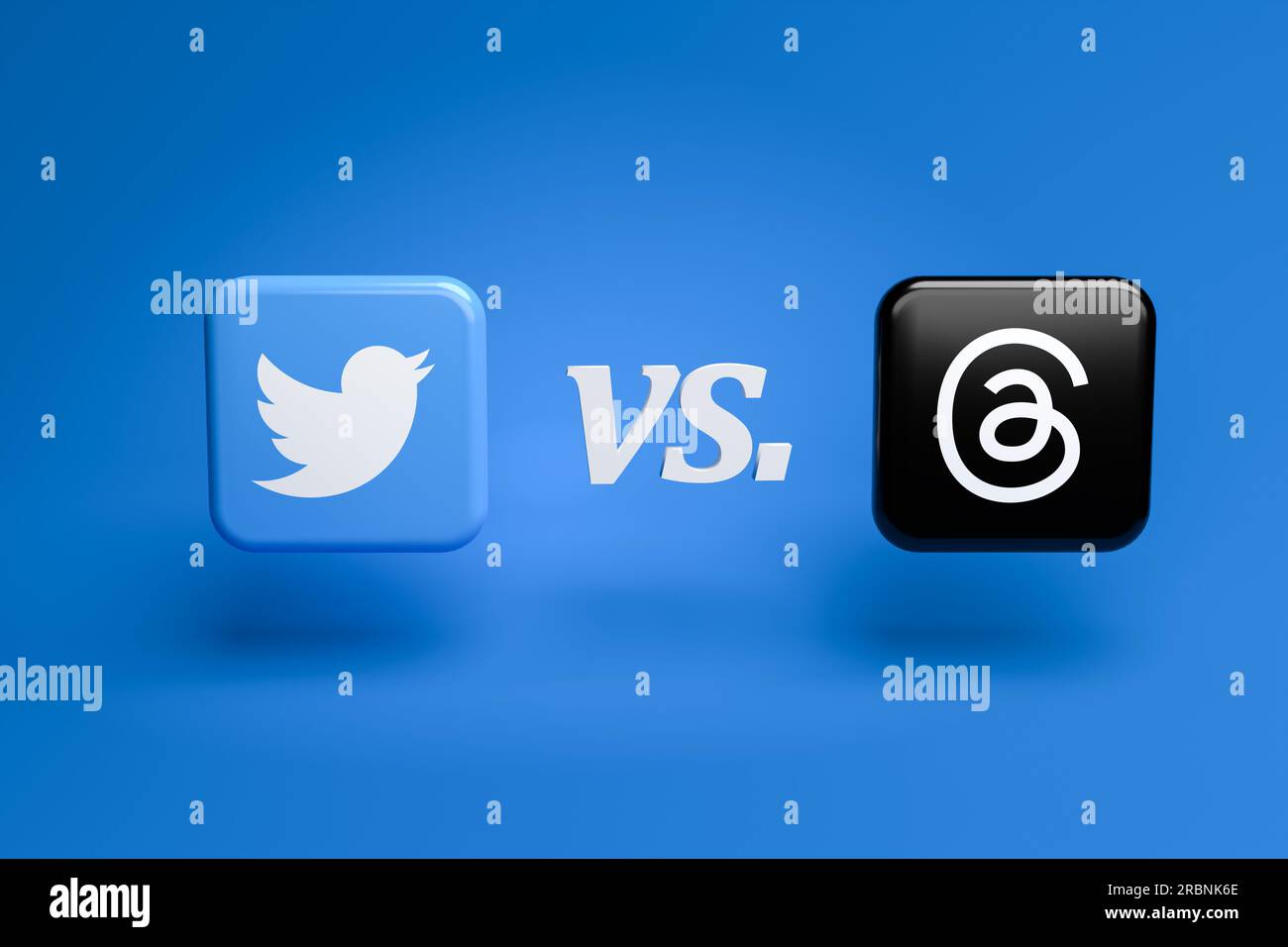 Twitter hat einen neuen Mitbewerber: Instagrams Threads. Logos von Twitter und Instagrams textbasierten Conversation App Threads nebeneinander gegen blu Stockfoto