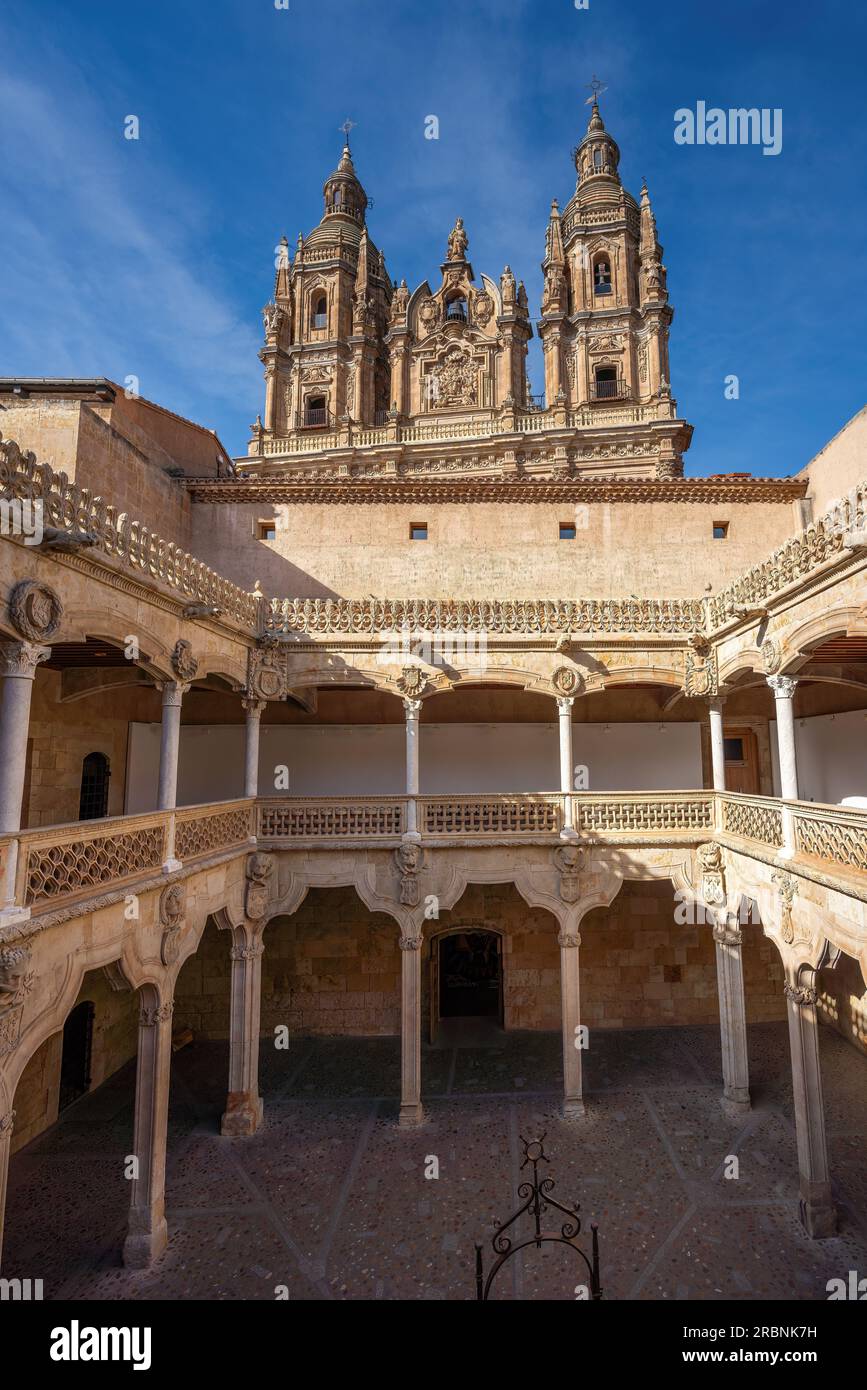 Casa de las Conchas (Haus der Muscheln) Innenhof und La Clerecia Kirche - Salamanca, Spanien Stockfoto