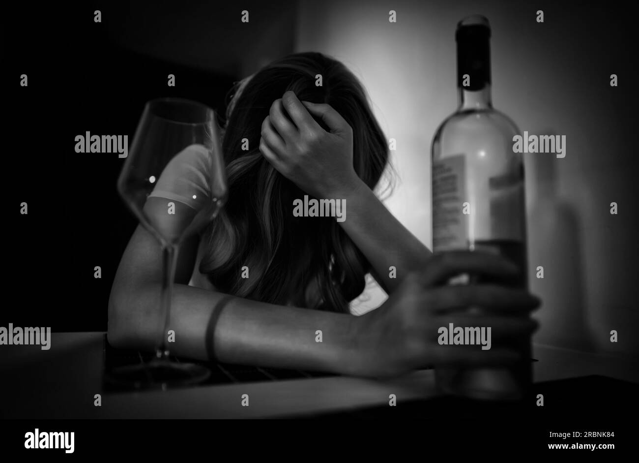 Frau, die an Depressionen leidet und Alkohol trinkt. Stockfoto