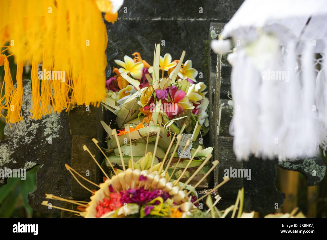 Canang Sari, gewebter Bambusbehälter mit Reis, Blumen, Weihrauch, Süßigkeiten und Obst. Das ist ein Opfer für die Götter, als Geste der Dankbarkeit in Bali Stockfoto