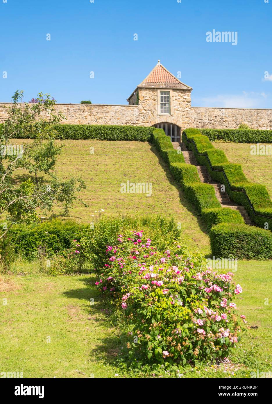 Die Außenwand und das Pförtnerhaus von Old Durham Gardens, Durham City, England, Großbritannien Stockfoto