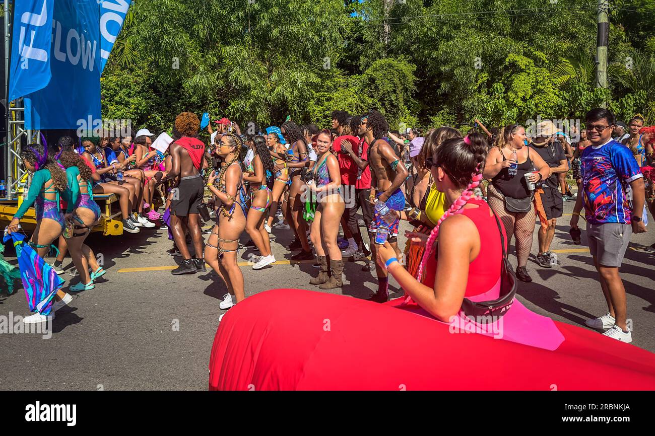 Grand Cayman, Cayman Islands, 1. Juli 2023, Karnevalsbesucher beim CayMas Carnival auf der West Bay Road Stockfoto