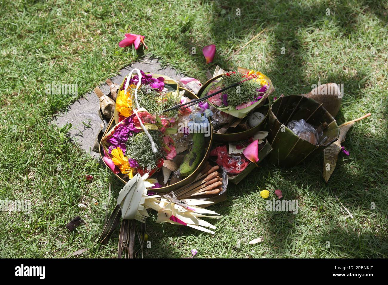 Canang Sari, gewebter Bambusbehälter mit Reis, Blumen, Weihrauch, Süßigkeiten und Obst. Das ist ein Opfer für die Götter, als Geste der Dankbarkeit in Bali Stockfoto