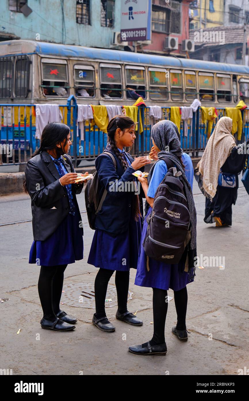 Indien, Westbengalen, Kalkutta, St. Paul Kathedrale, Snack für College-Mädchen Stockfoto