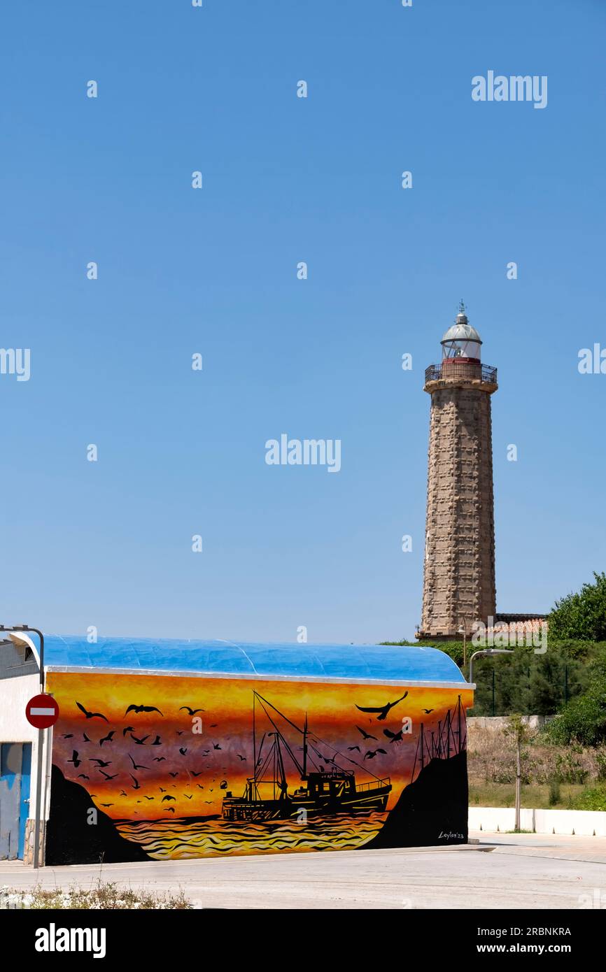 Der alte Leuchtturm am westlichen Ende des Strandes La Rada, Estepona Spanien. Die achteckige Steinstruktur überblickt den alten Hafen und den neuen Hafen. Stockfoto