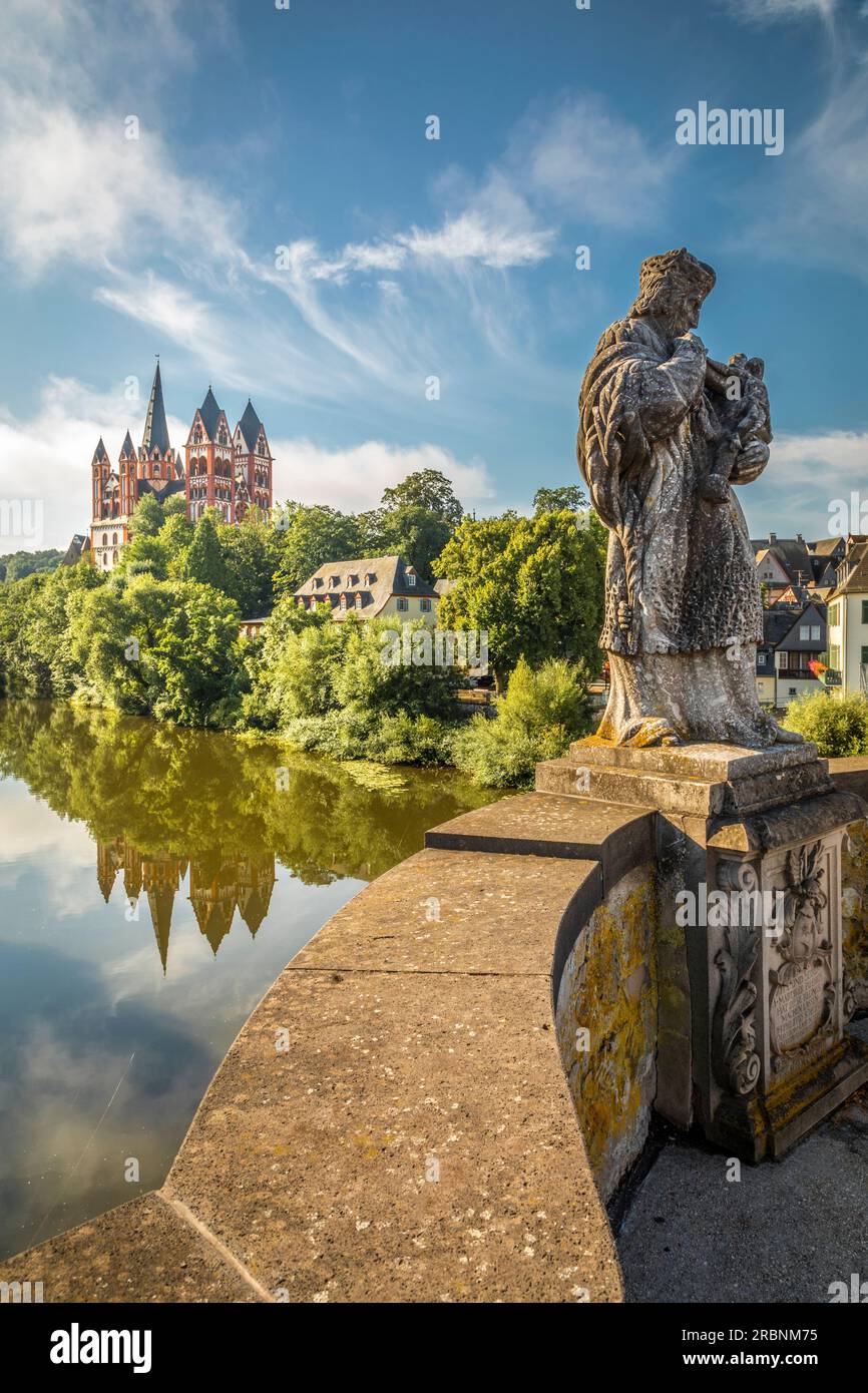 Blick von der alten Lahn-Brücke mit Nepomuk-Statue auf den Dom von Limburg, Limburg, Lahn-Tal, Hessen, Deutschland Stockfoto