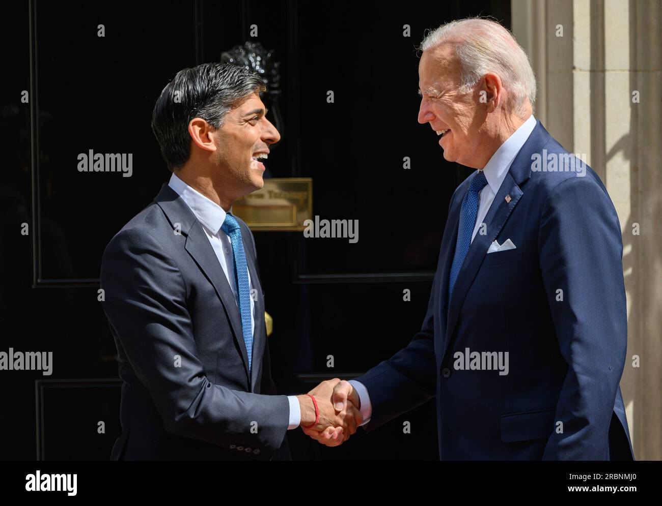 US-Präsident Joe Biden schüttelt dem britischen Premierminister Rishi Sunak die Hand, wenn er am 10. Juli 2023 zu einem Treffen in der Downing Street eintrifft Stockfoto