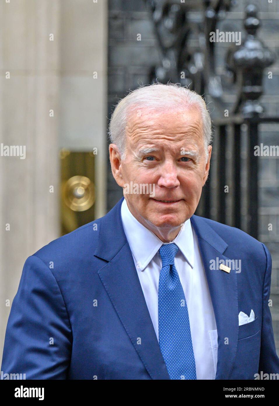 US-Präsident Joe Biden verlässt die Downing Street nach einem Treffen mit dem britischen Premierminister Rishi Sunak in Nummer 10 am 10. Juli 2023 Stockfoto