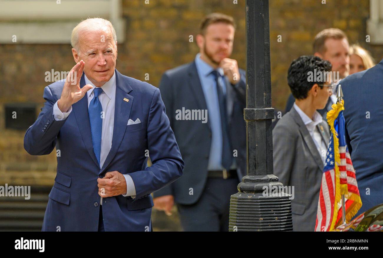 US-Präsident Joe Biden trifft am 10. Juli 2023 in der Downing Street zu einem Treffen mit dem britischen Premierminister Rishi Sunak in Nummer 10 ein Stockfoto