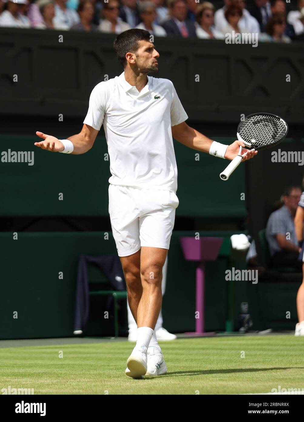 London, Großbritannien. 10. Juli 2023. Serbisch Novak Djokovic reagiert in seinem Spiel gegen Herbert Hurkacz aus Polen am 8. Tag der Wimbledon-Meisterschaft 2023 in London am Montag, den 10. Juli 2023. Foto: Hugo Philpott/UPI Credit: UPI/Alamy Live News Stockfoto