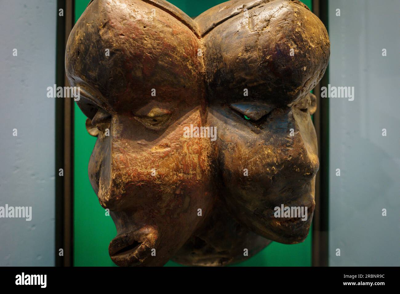 Doppelte afrikanische Krankenmaske, Pende del Zaire ethnicity, 19. century,. Polychromes Holz, Bassa Blanca Museum (msbb). Yannick Vu und Ben Jakober, Alcudia, Mallorca, Spanien. Stockfoto