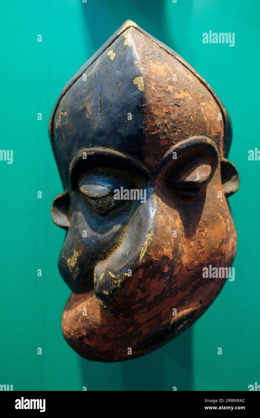 Afrikanische Krankenmaske, ethnische Zugehörigkeit Pende del Zaire, 19. Jahrhundert, polychromes Holz, Sa Bassa Blanca Museum (msbb). Yannick Vu und Ben Jakober, Alcudia, Mallorca, Spanien. Stockfoto