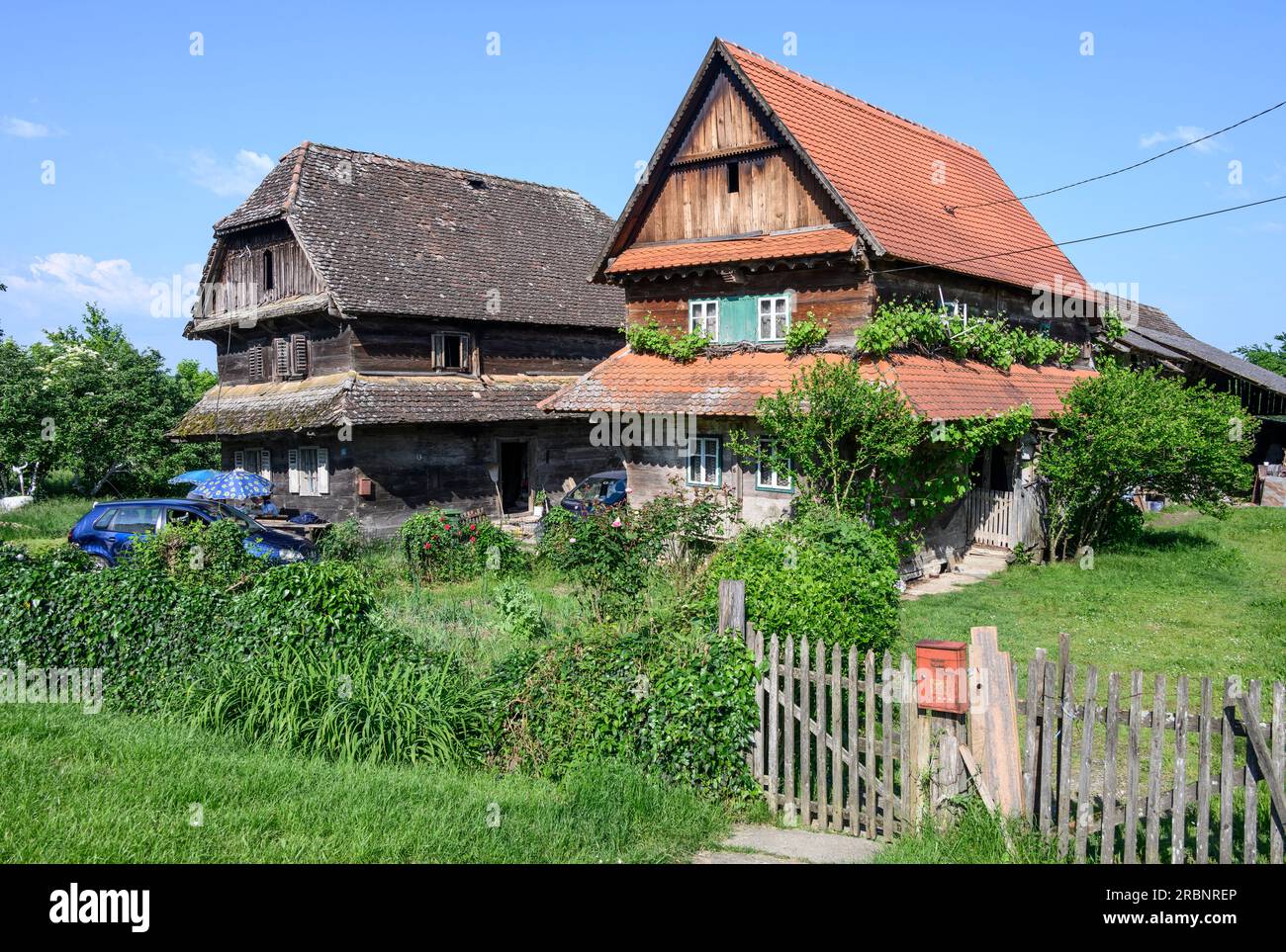 Traditionelle alte Holzhäuser im Dorf Krapje. Lonjsko Polje Naturpark, Kroatien. Stockfoto