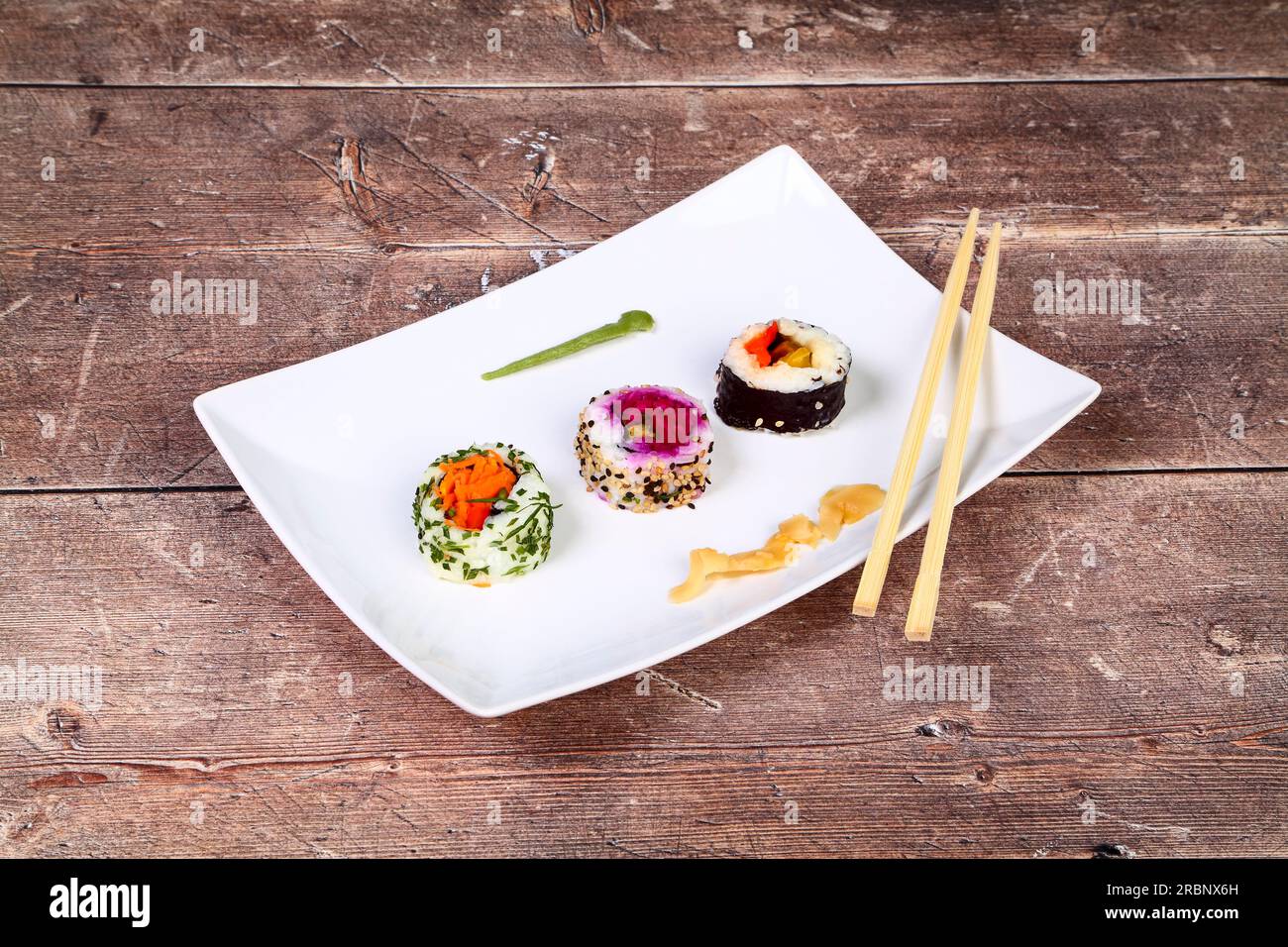 Vegane vegetarische japanische Sushi-Rolle auf einem Holztisch Stockfoto
