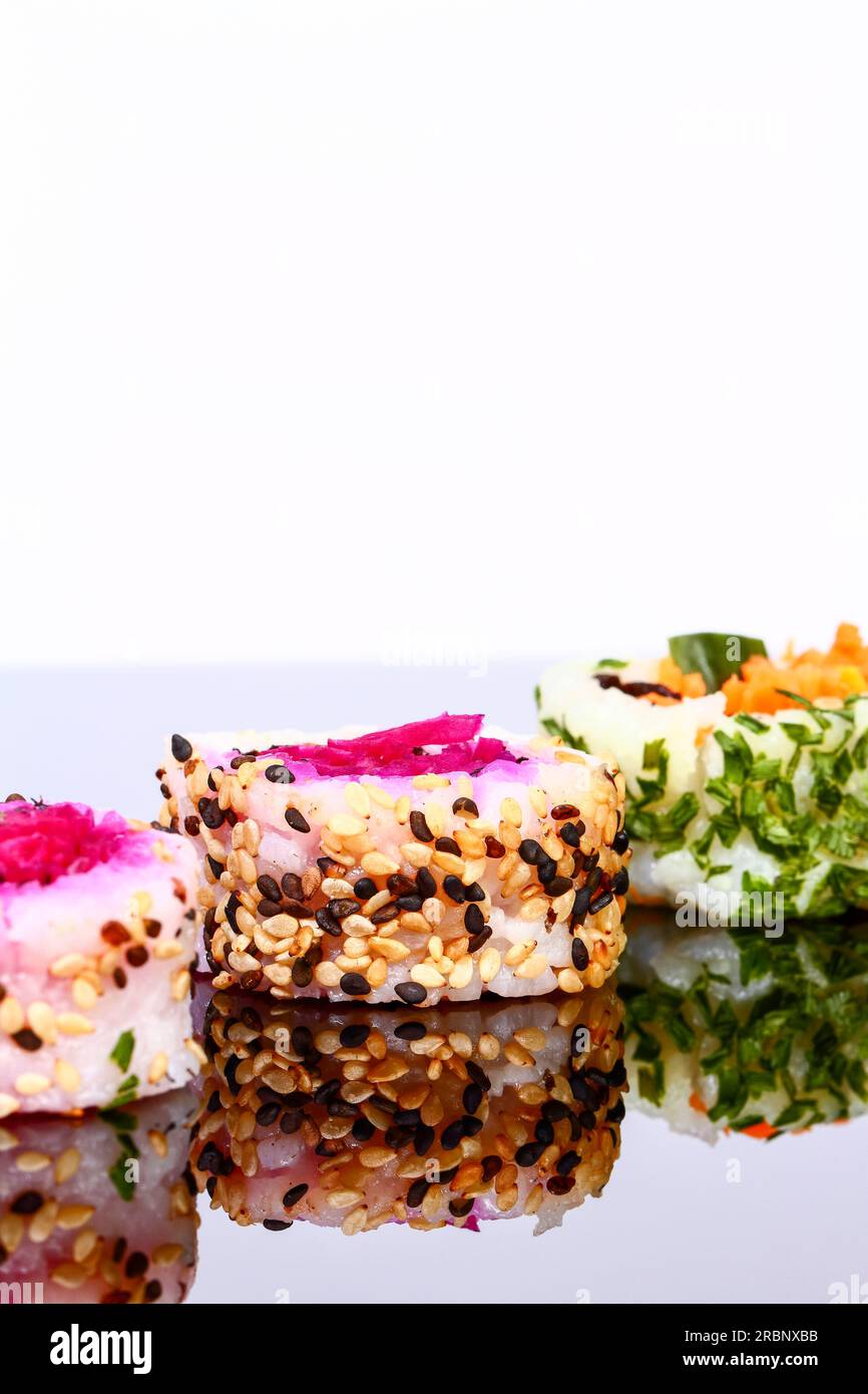 Vegane vegetarische japanische Sushi-Rolle auf schwarzem Glas Stockfoto
