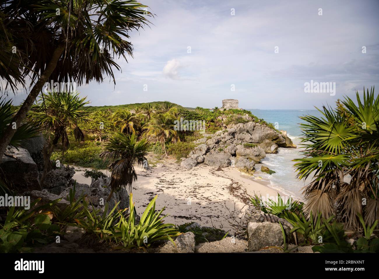 Blick über Playita Tortuga zum Templo del Dios del Viento, Tulum Archäologische Zone, Quintana Roo, Mexiko, Westindischen Inseln, Karibik, Nord-Amer Stockfoto