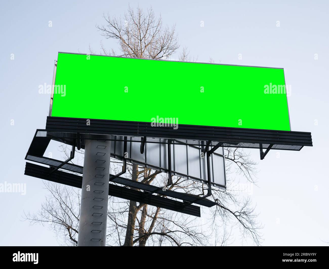 Reklametafel mit grünem Bereich, die durch benutzerdefinierten Text oder Bilder ersetzt werden soll Stockfoto
