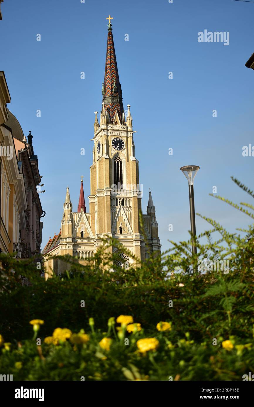 Der Name der Marienkirche im Stadtzentrum von Novi Sad an einem sonnigen Tag Stockfoto