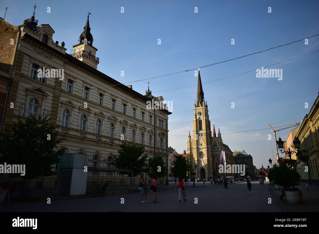 Der Name der Marienkirche im Stadtzentrum von Novi Sad an einem sonnigen Tag Stockfoto