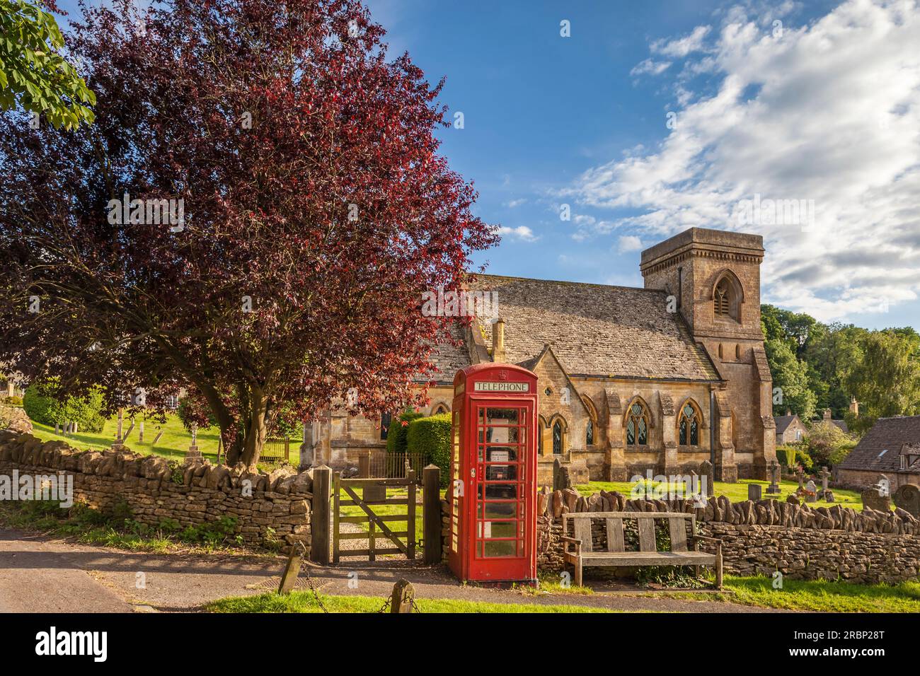 Kirchenplatz im Dorf Snowshill, Cotswolds, Gloucestershire, England Stockfoto