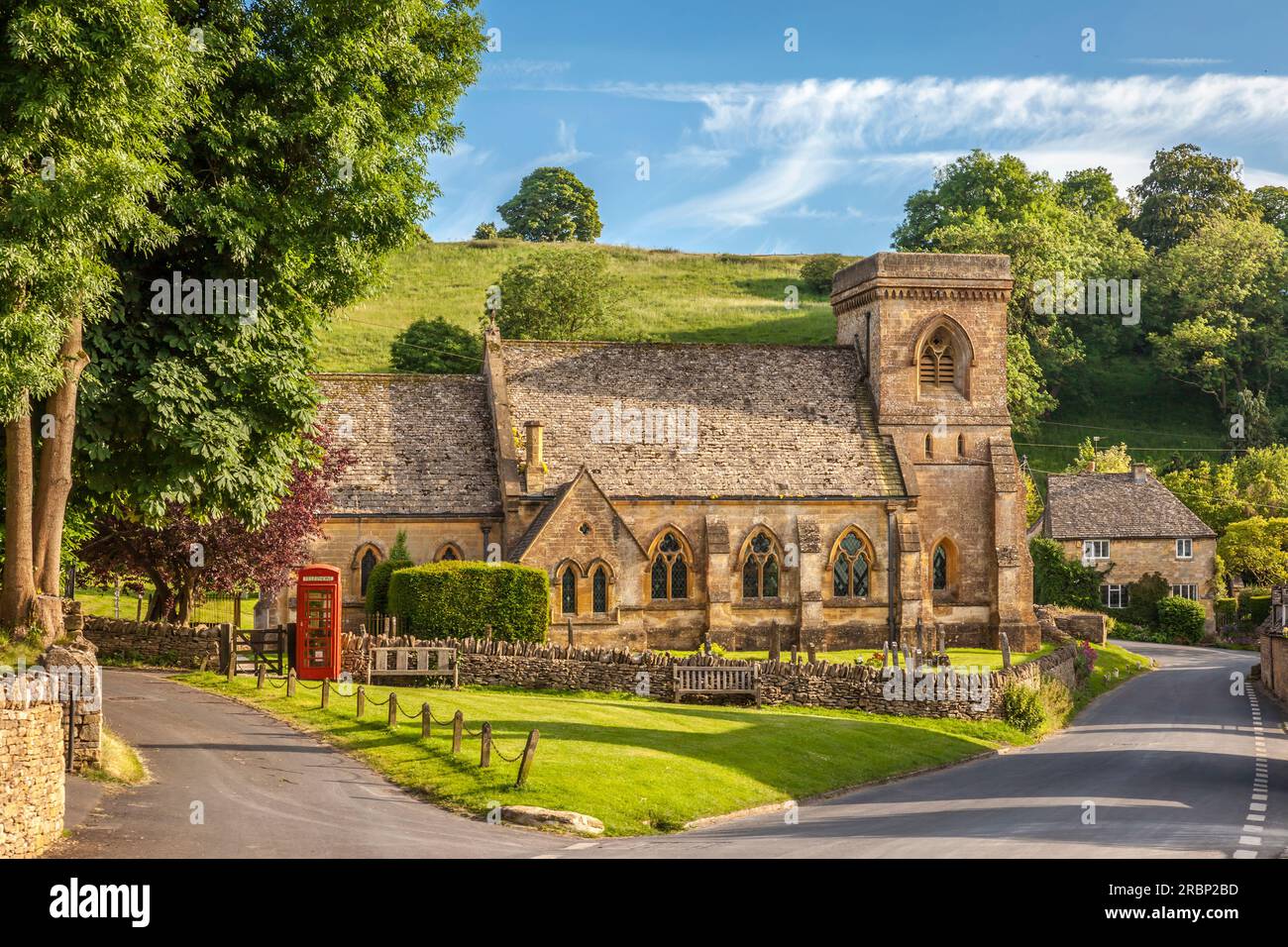 Kirchenplatz im Dorf Snowshill, Cotswolds, Gloucestershire, England Stockfoto