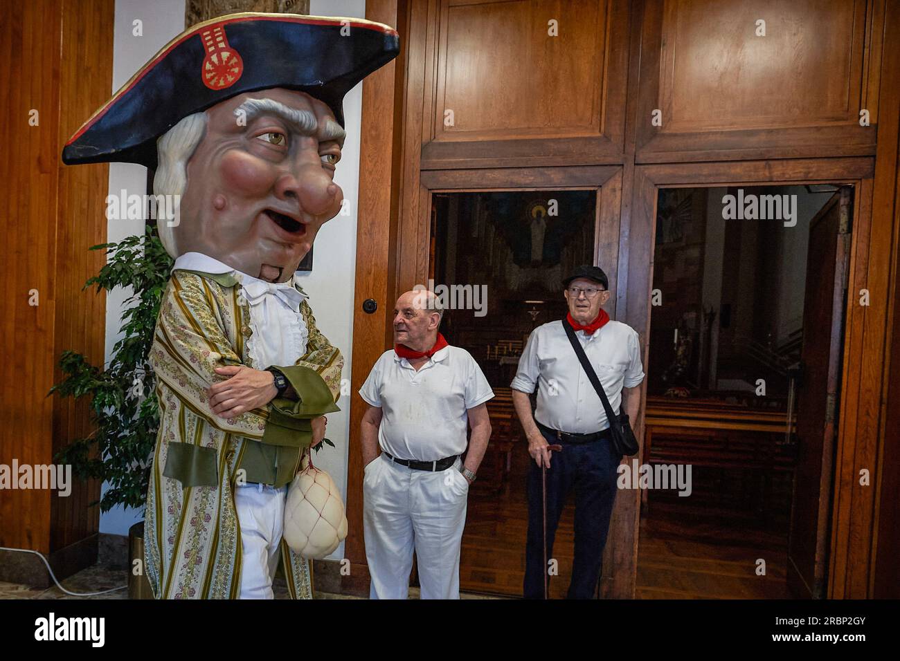 Pamplona, Spanien. 10. Juli 2023. Der großköpfige „Berrugón“ (Wart) wird bei einem Besuch des Heims der älteren La Misericordia anlässlich der Feierlichkeiten in San Fermín gesehen. Die großen Köpfe und „Kilikis“ sind sehr charismatische Figuren, die während der Feierlichkeiten in San Fermín durch die Straßen von Pamplona spazieren gehen. Die großen Köpfe sind Charaktere, die sehr große Köpfe haben und Autorität repräsentieren. Die „Kilikis“ tragen Schaumstoffstäbe, mit denen sie die Kinder treffen. Es handelt sich um Zahlen, die zwischen 1860 und 1941 erstellt wurden. Kredit: SOPA Images Limited/Alamy Live News Stockfoto