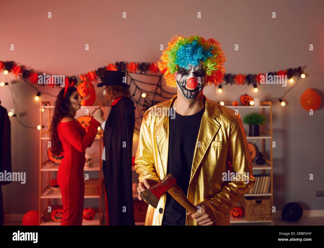 Portrait eines lächelnden Männer-Clowns, der Halloween auf einer Party feiert Stockfoto