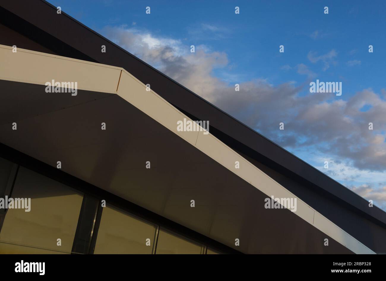 Ein Vordach auf dem Dach eines Geschäftsgebäudes Stockfoto