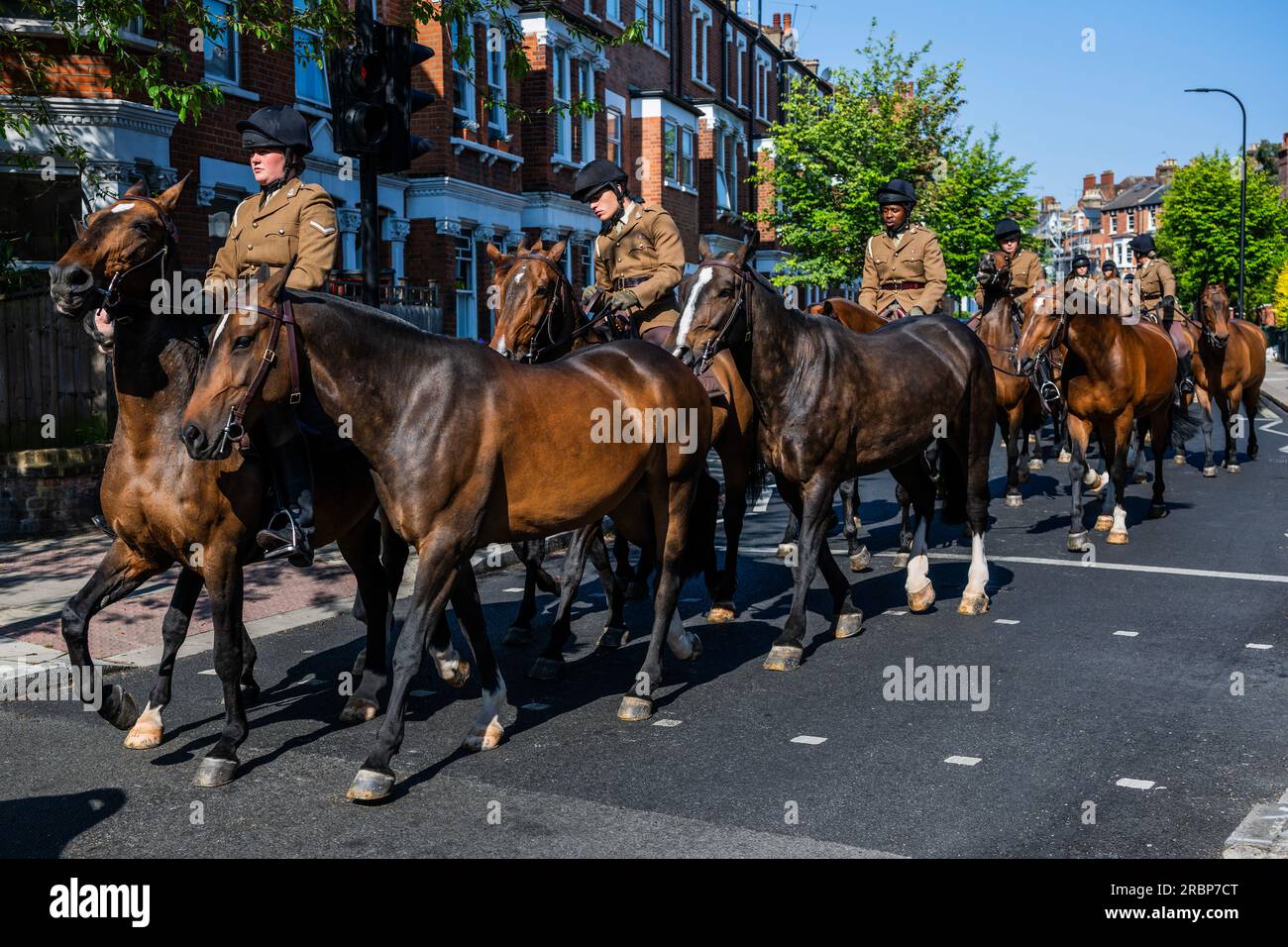 Königs Truppe Royal Horse Artillery trainiert ihre Pferde in Hampstead. Sie waren mehrere Wochen im Zentrum von London, im Vorfeld der Trooping the Colour A Celebration für seine Majestät, König Karl III. Geburtstag. Stockfoto